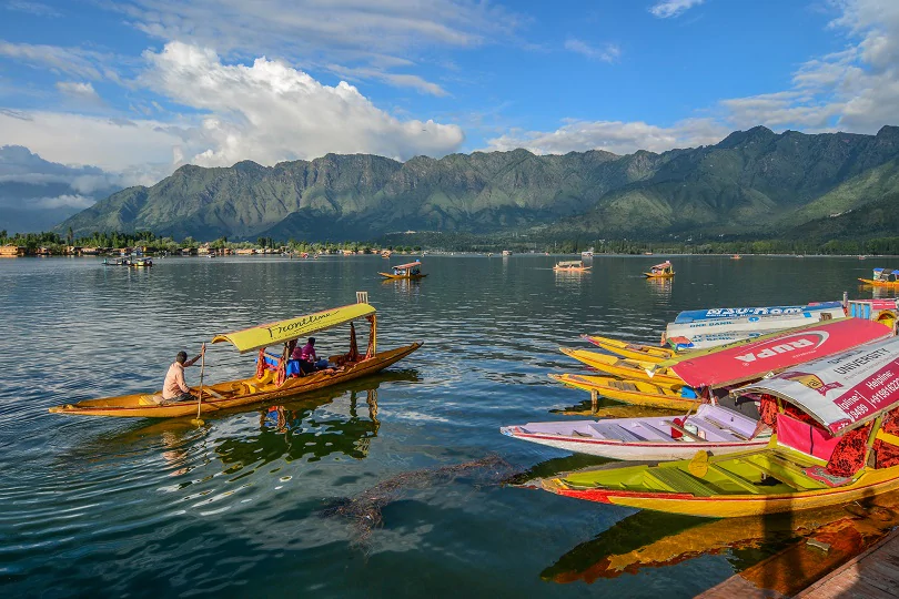 Dal Lake Shikara Ride – A Must-Have Experience in Kashmir