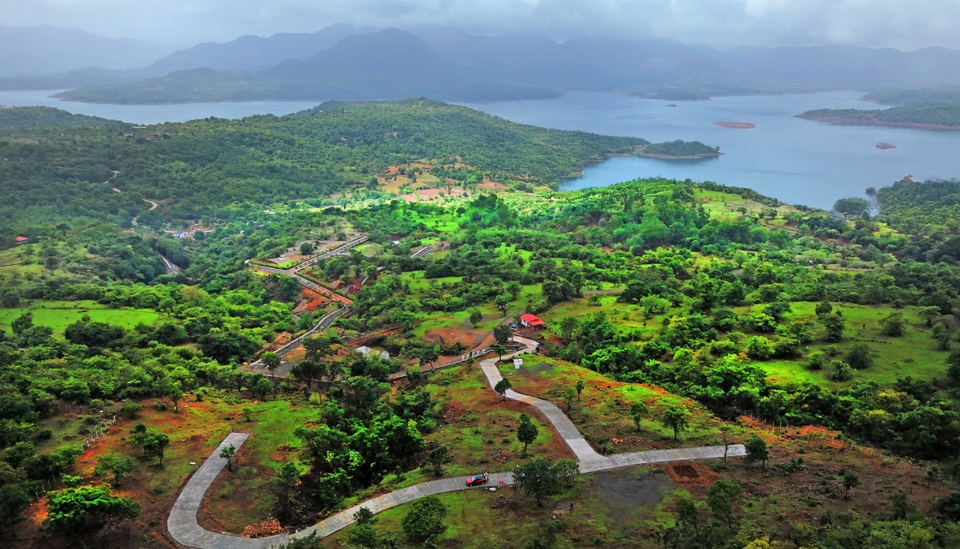 Beautiful farmhouse near Mulshi Lake with panoramic hill view – premium lakeview plots in Mulshi for sale near Pune